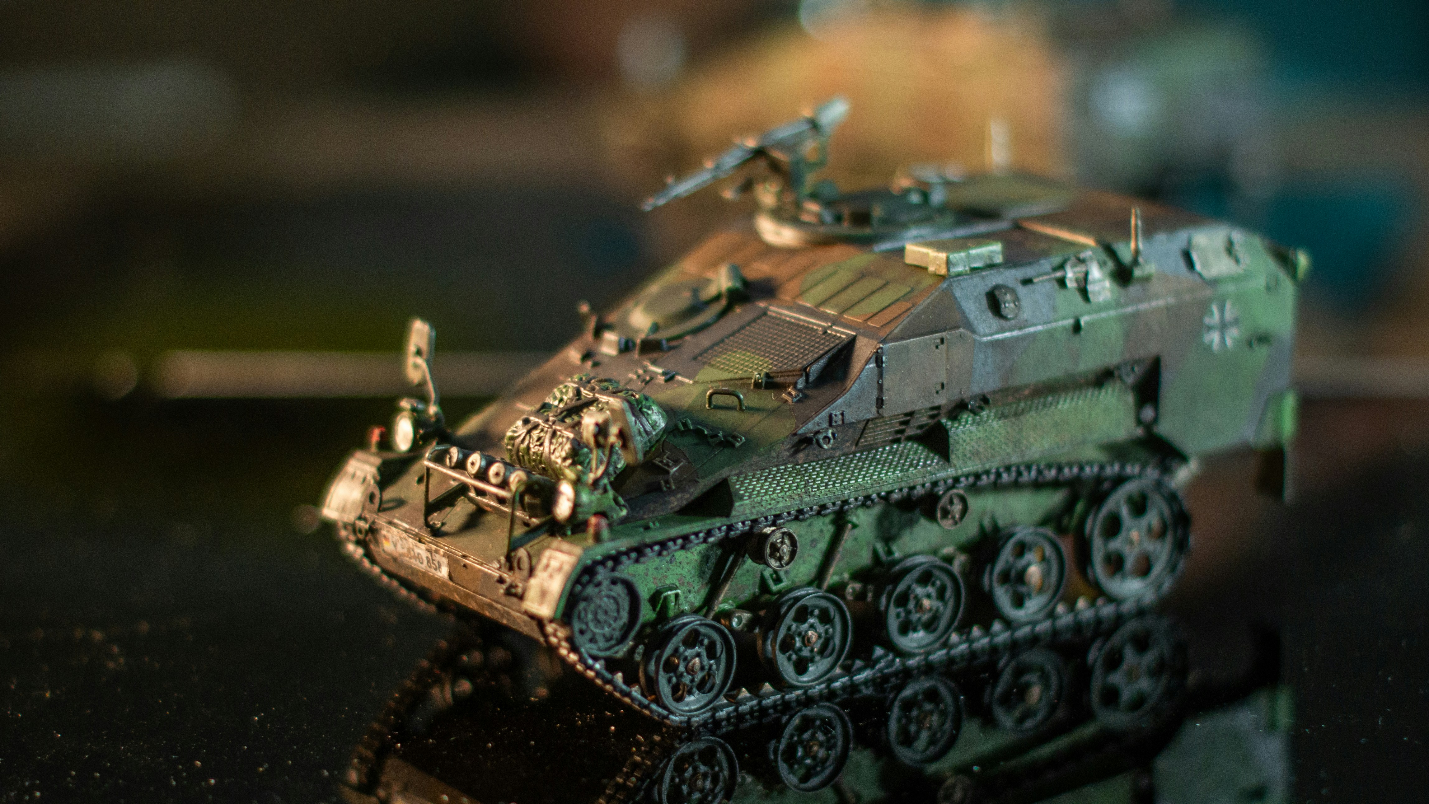テーブルの上に座っているおもちゃの陸軍戦車