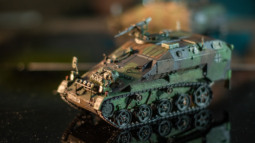 Un tanque militar de juguete sentado encima de una mesa