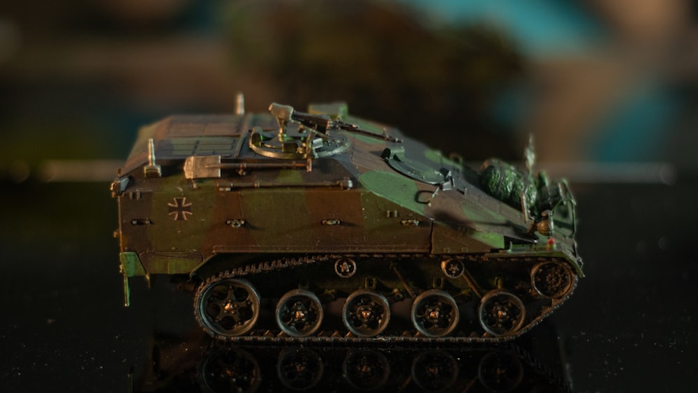 Un modelo de un tanque militar sobre una mesa