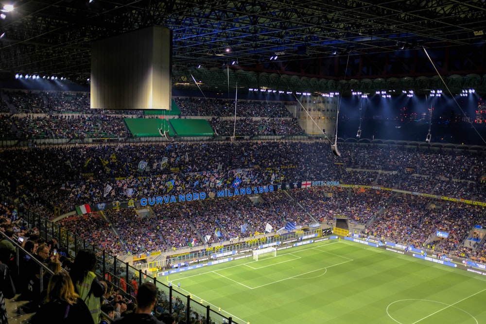 Ein Stadion voller Menschen, die ein Fußballspiel verfolgen