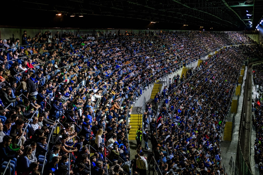 uma grande multidão de pessoas em um estádio