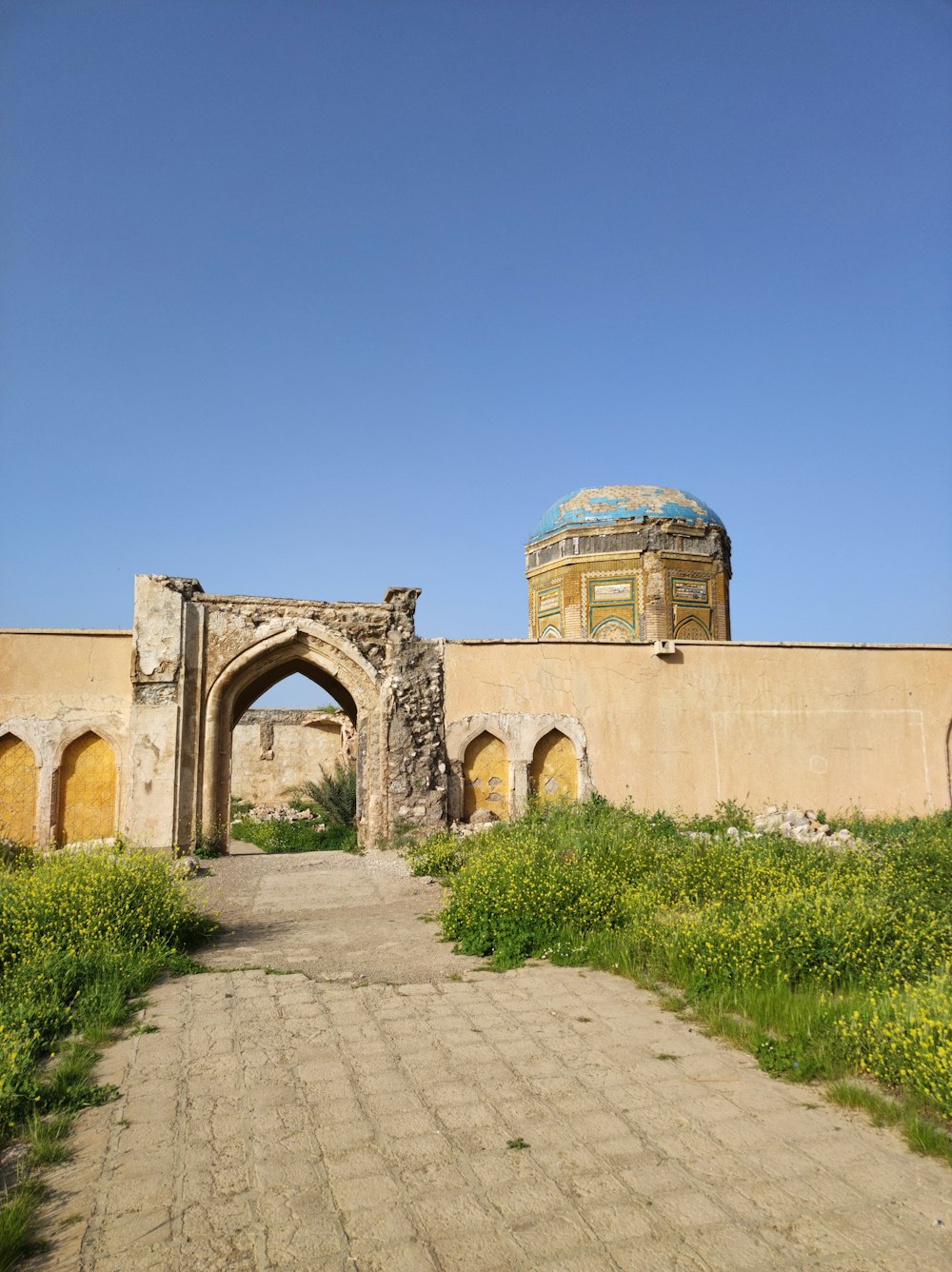 an old building with a dome on top of it