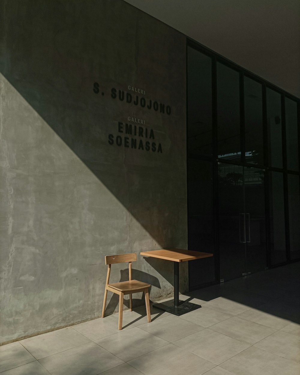 a wooden bench sitting in front of a building