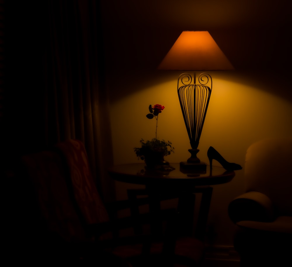 une chaise et une table dans une pièce sombre