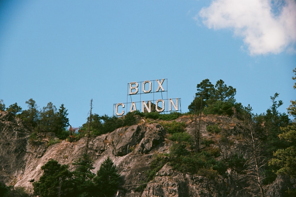 uma placa que diz Box Canyon no topo de uma montanha
