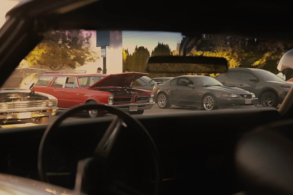 um grupo de carros estacionados um ao lado do outro em um estacionamento