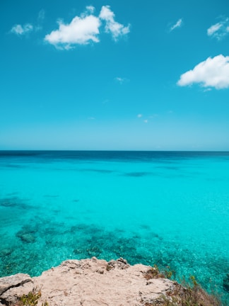 A breathtaking view of Fernando de Noronha's crystal-clear turquoise sea under a bright blue sky