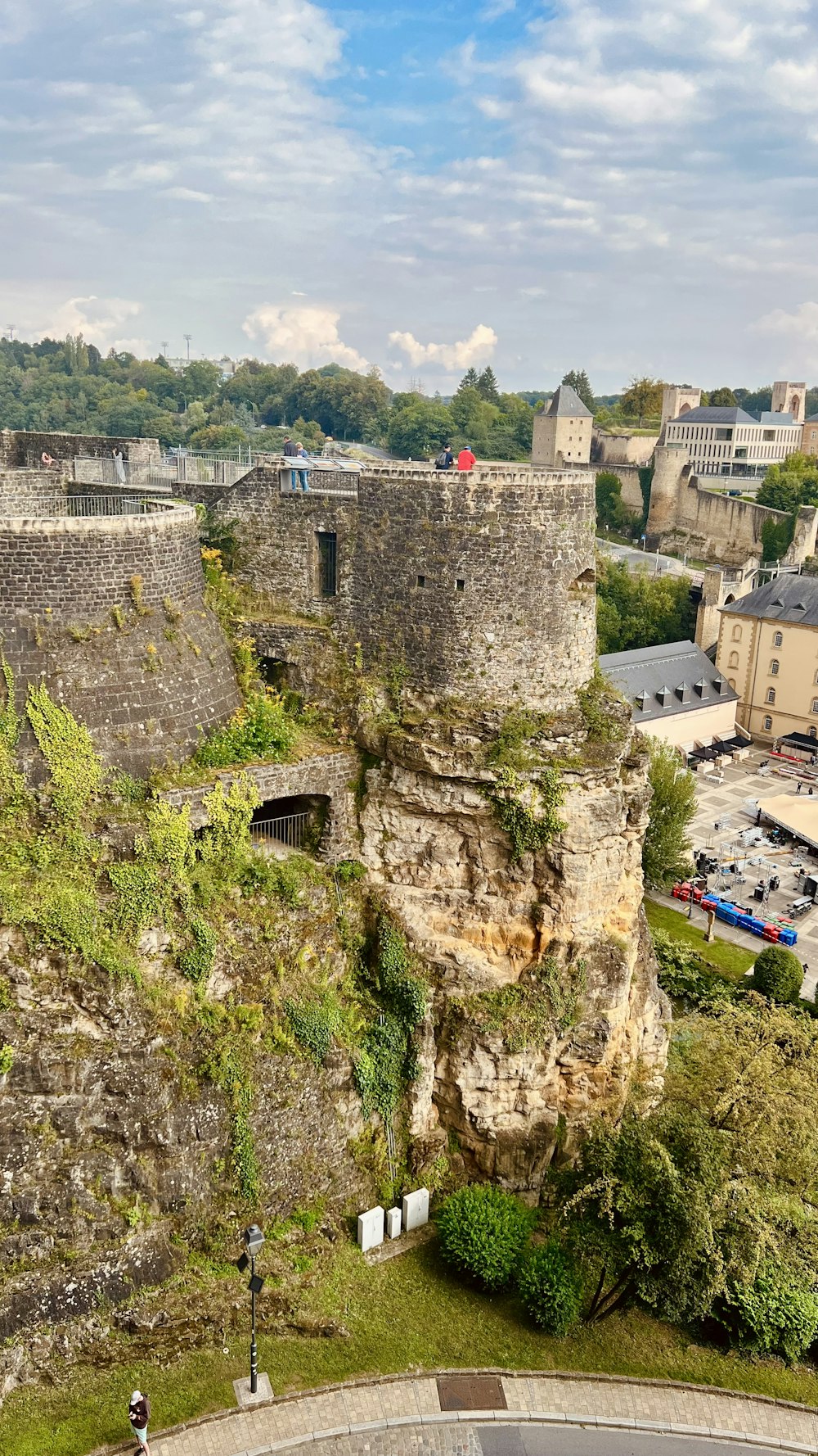 Ein Blick auf eine Stadt von einem hohen Standpunkt aus