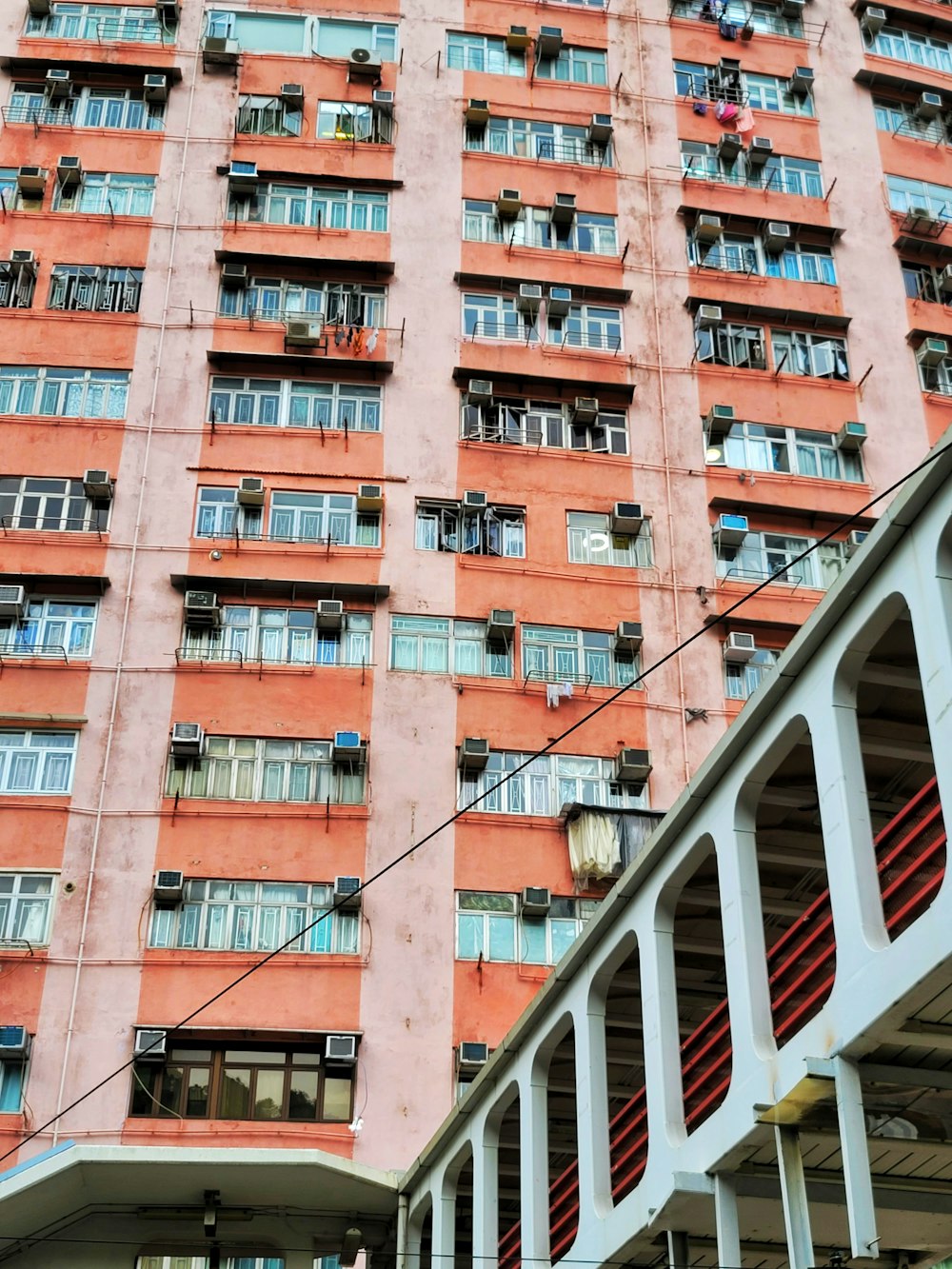 Un edificio alto con muchas ventanas y balcones