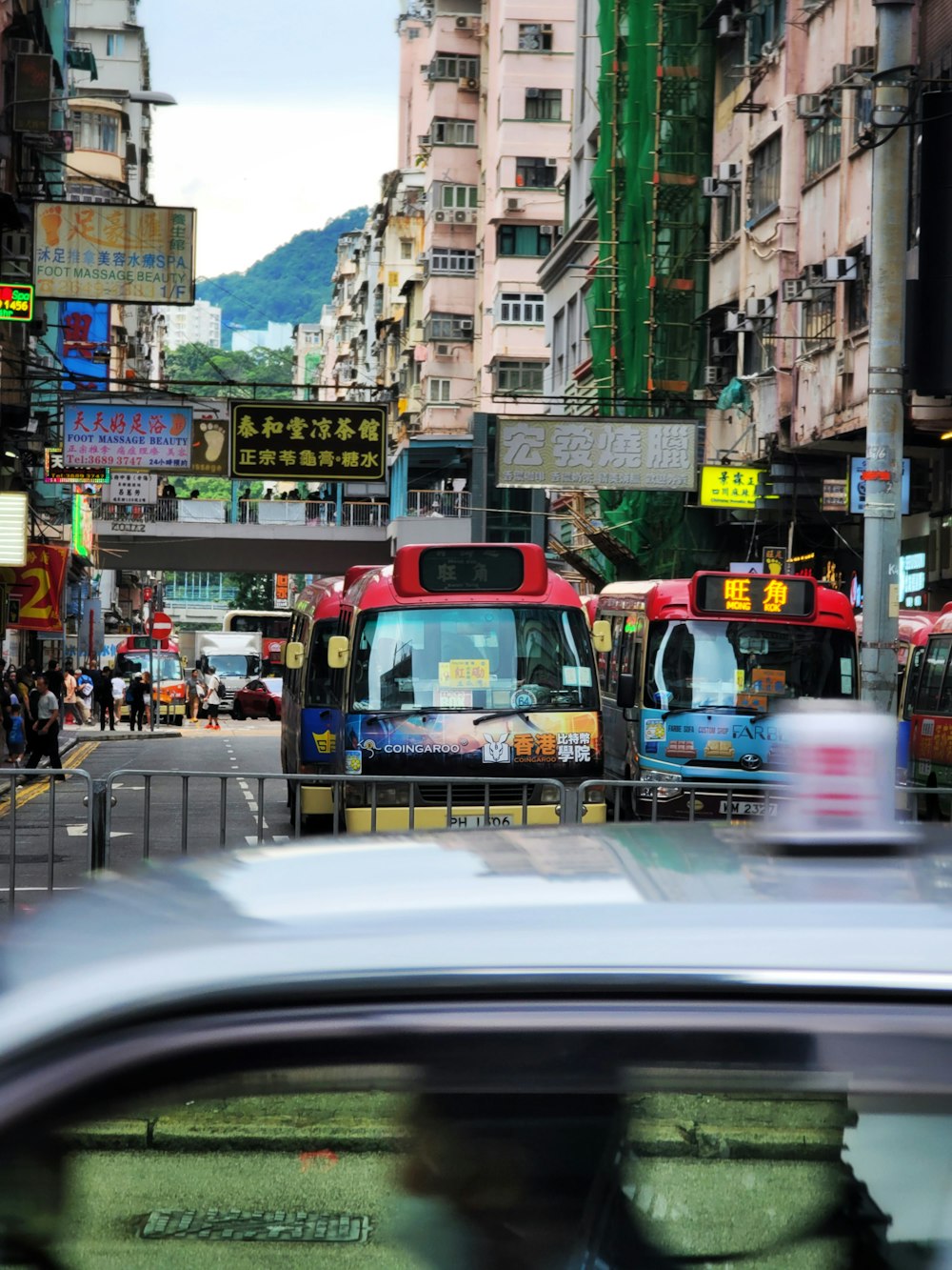 a busy city street filled with lots of traffic