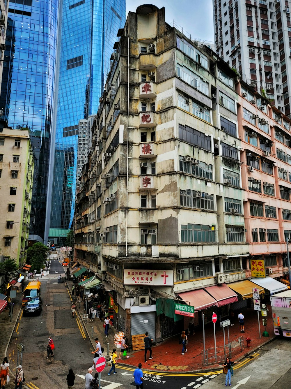 Un edificio molto alto seduto nel mezzo di una città