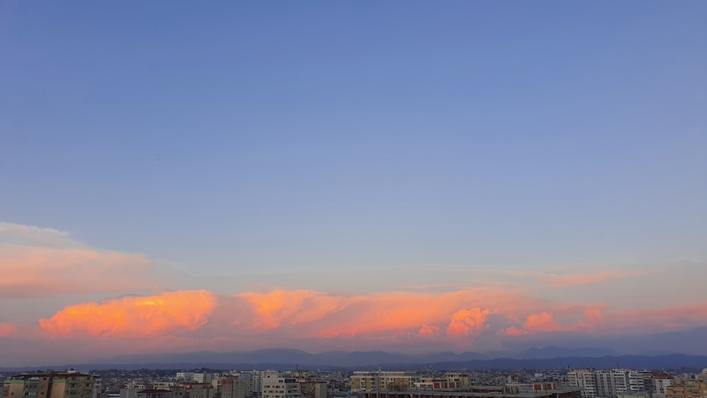 Una vista de una ciudad desde la cima de una colina