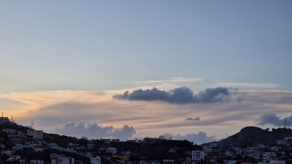 Una vista di una città con una collina sullo sfondo