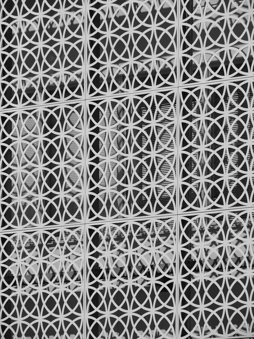 uma foto em preto e branco de um padrão em uma parede