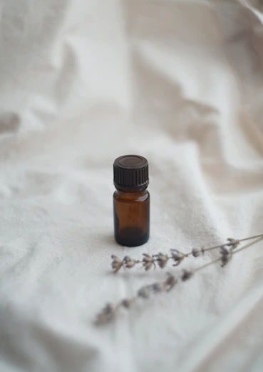 Flacon d'huile essentielle pour l'olfaction en aromathérapie pendant le Rituel Sérénité