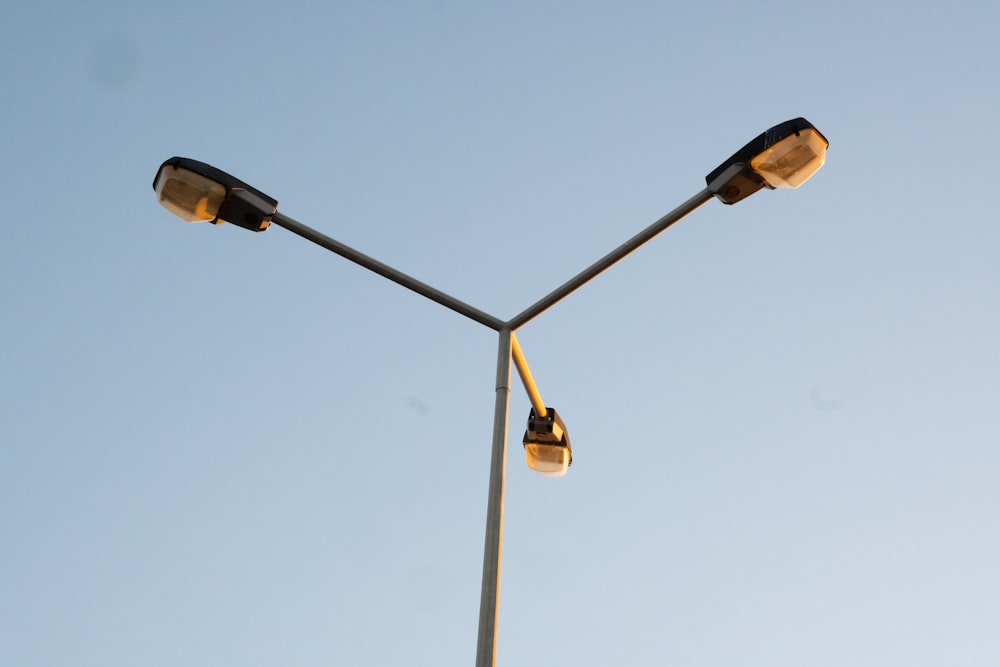 Un par de luces de la calle sentadas encima de un poste