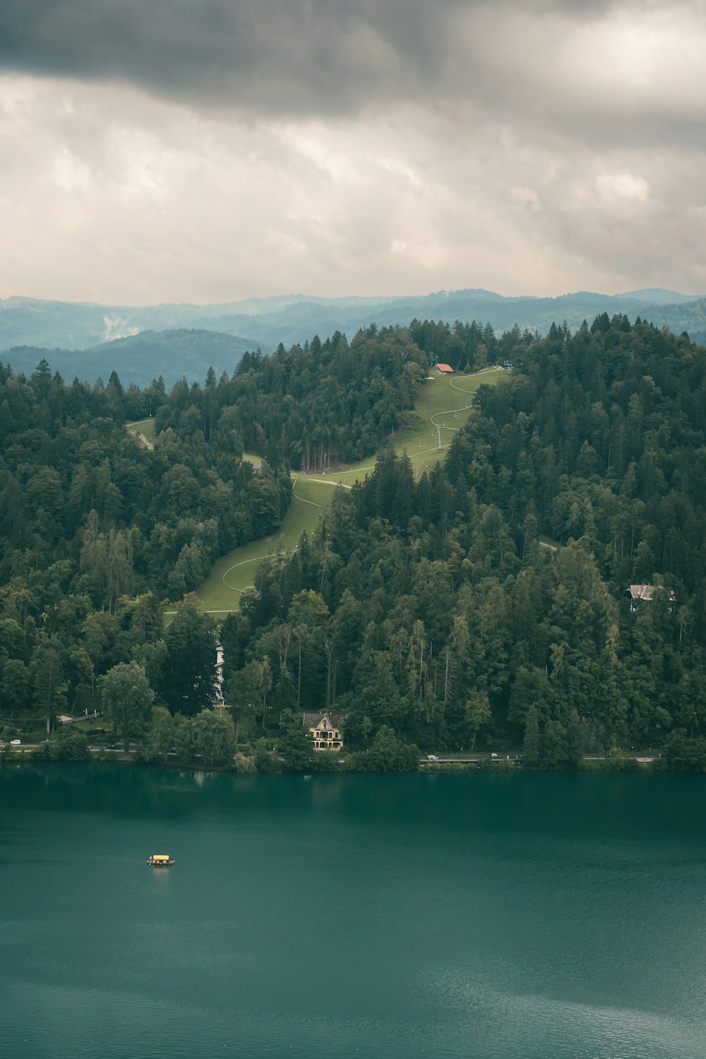 ein großes Gewässer, umgeben von Wald