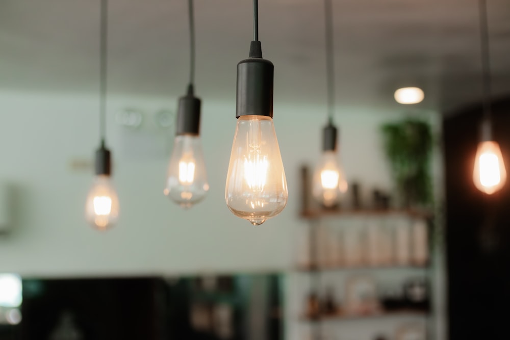 a bunch of light bulbs hanging from a ceiling