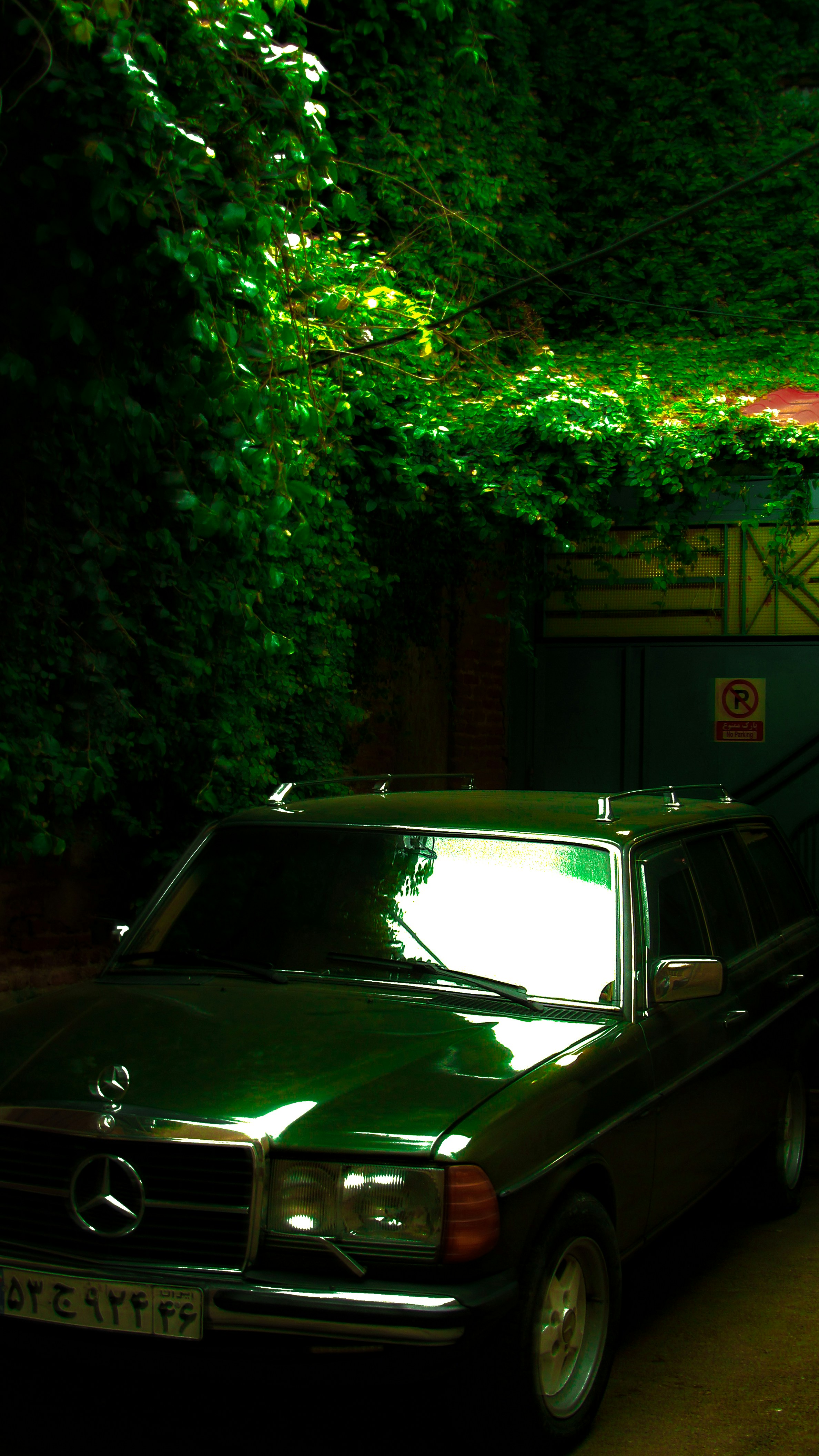 Un coche verde aparcado frente a un edificio