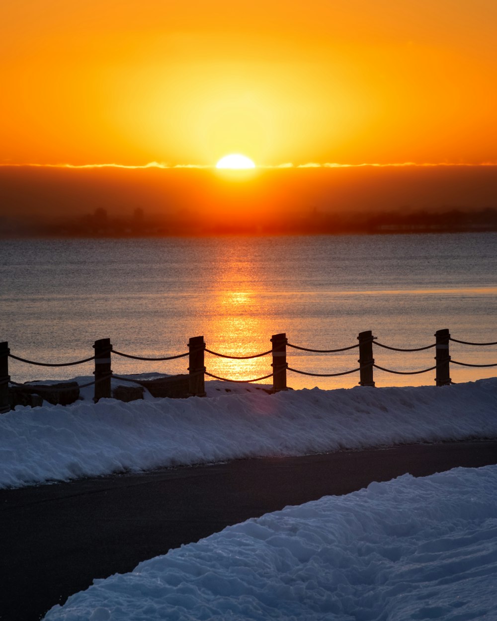 El sol se está poniendo sobre un cuerpo de agua