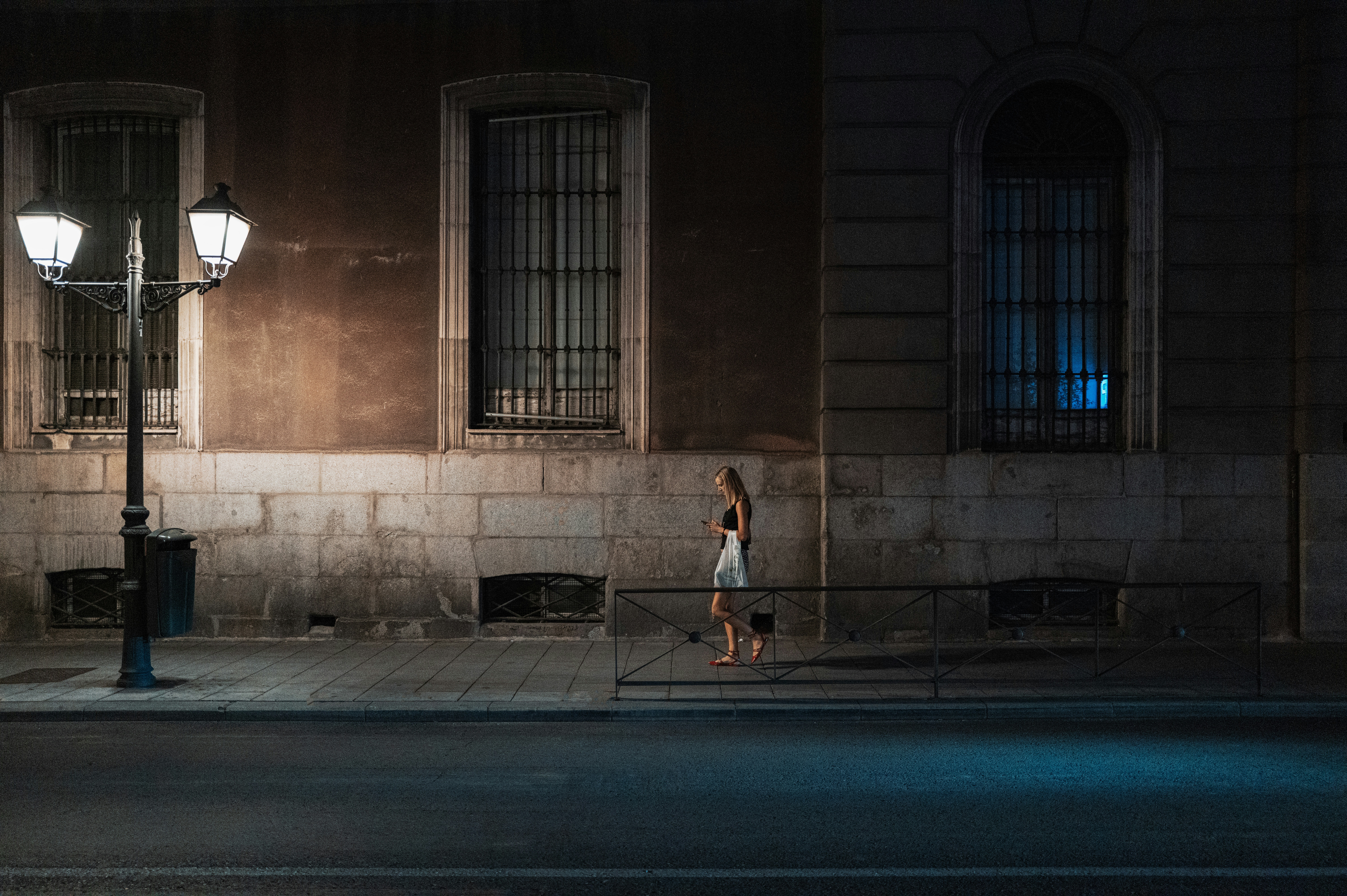 Foto zum Thema Eine Frau, die nachts eine Straße entlanggeht Kostenloses Bild zu Straße auf