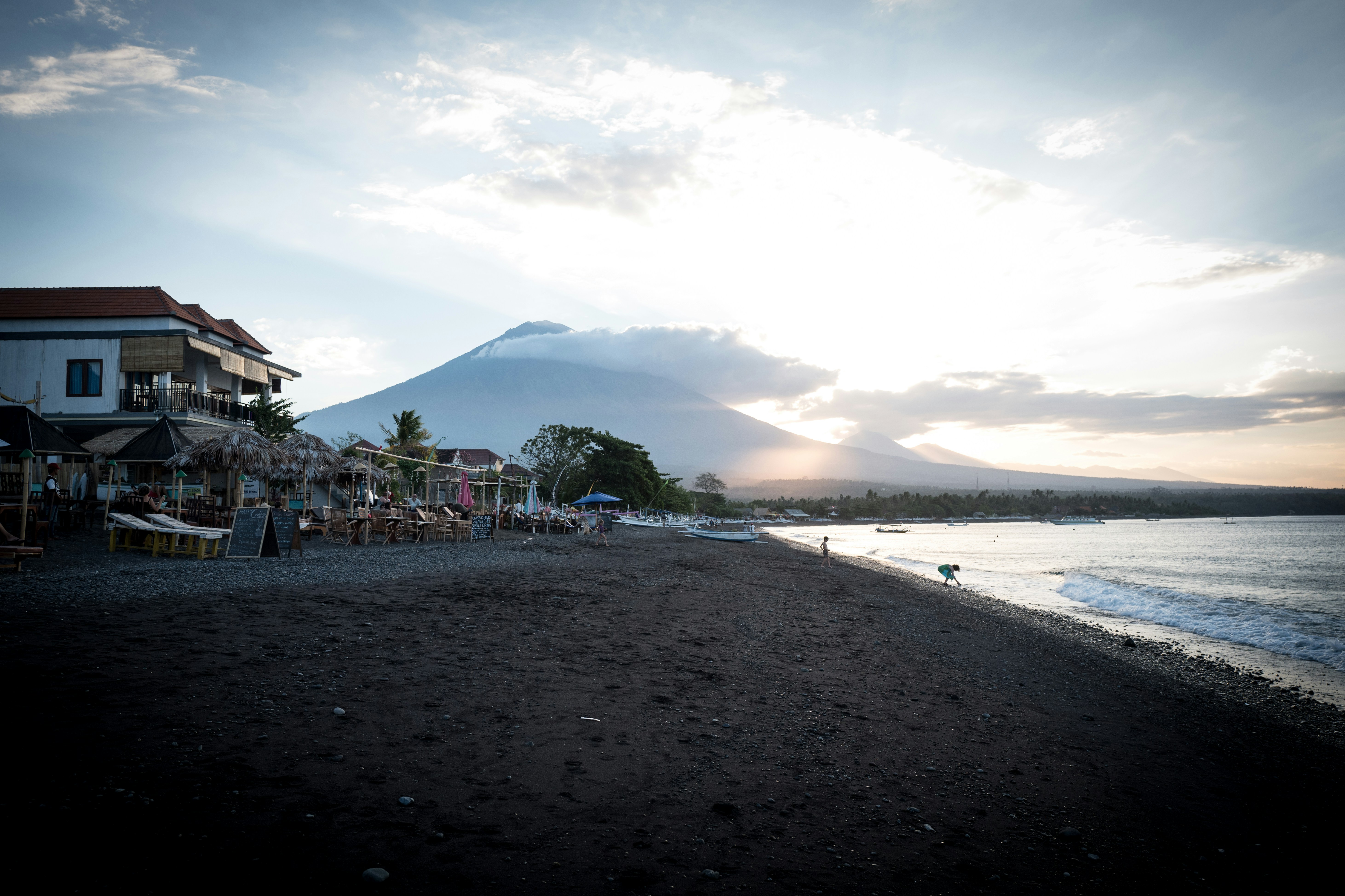 pantai dengan latar belakang gunung