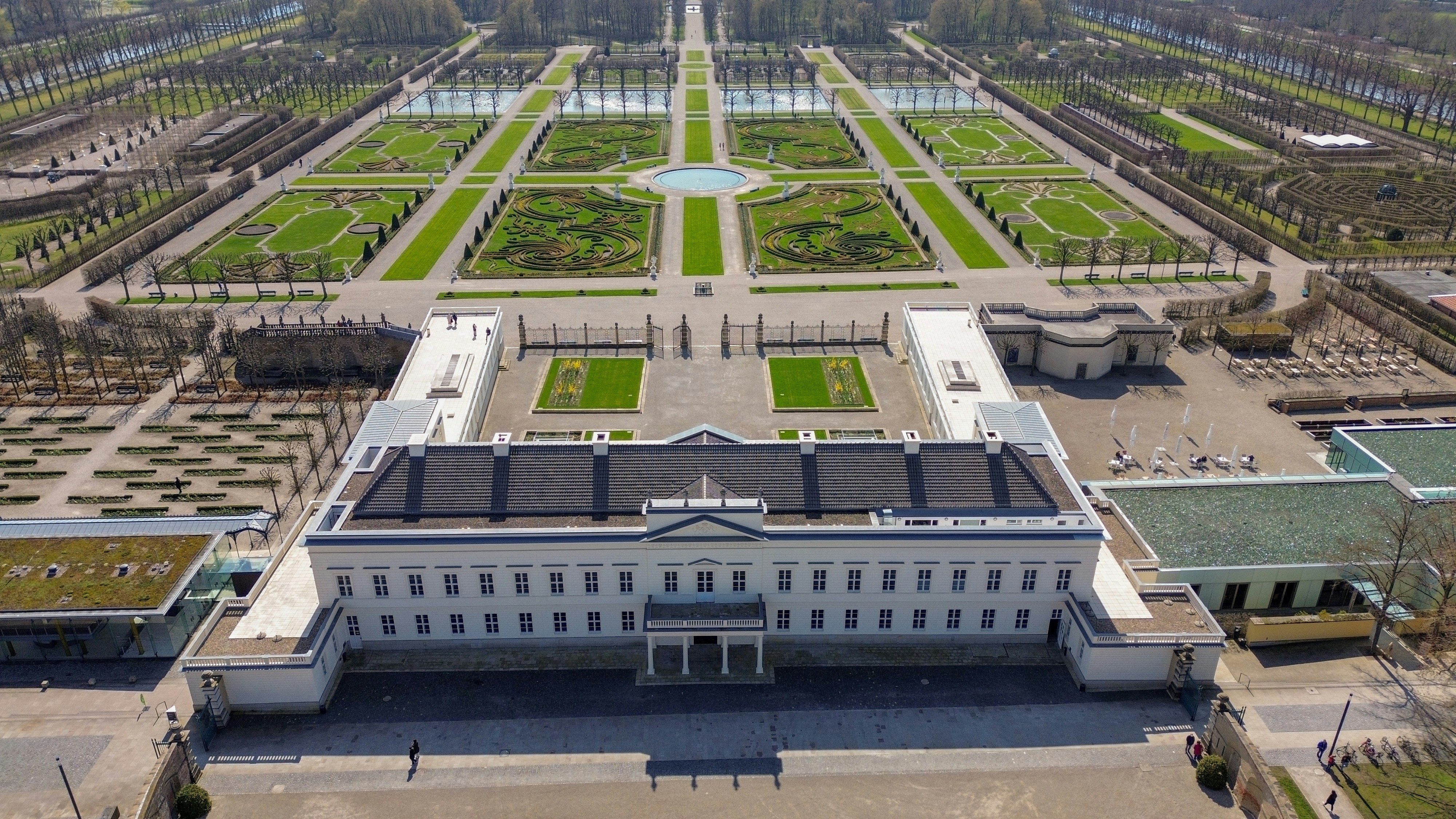 Luftaufnahme eines großen Gebäudes in einem Park