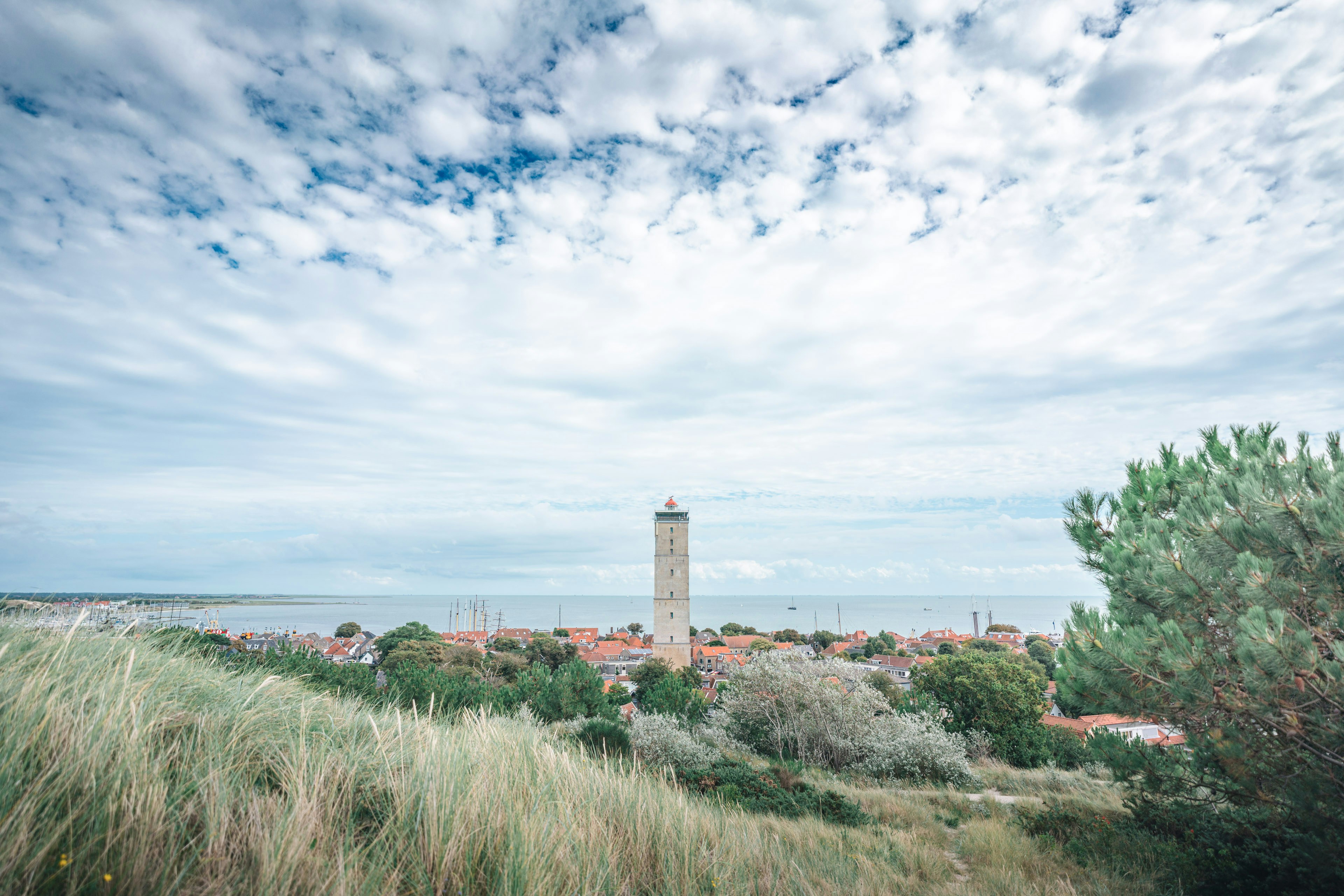 Ein hoher Turm auf einem üppig grünen Hügel