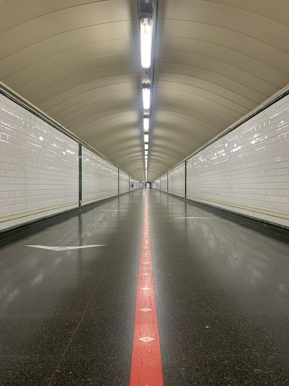 Un túnel largo con una línea roja que lo atraviesa