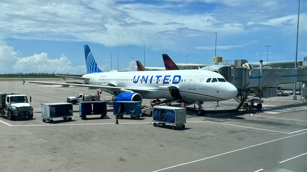Un gran avión de pasajeros sentado encima de la pista de un aeropuerto