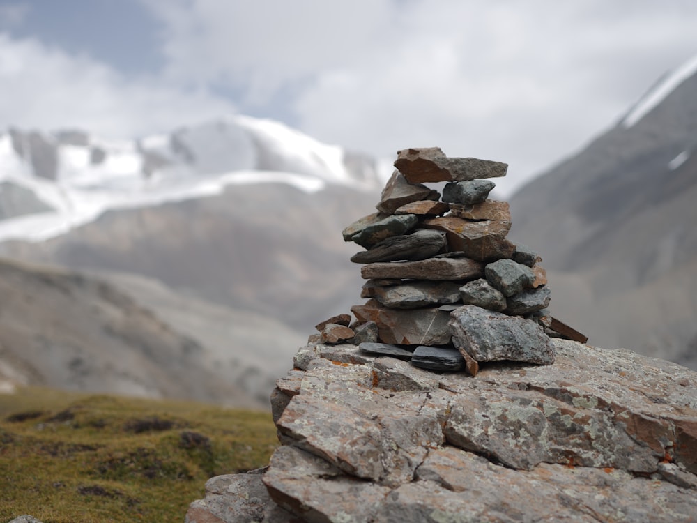 Un montón de rocas sentadas en la cima de una montaña