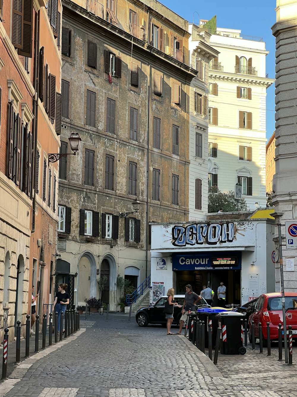 un groupe de personnes assises à une table devant un bâtiment