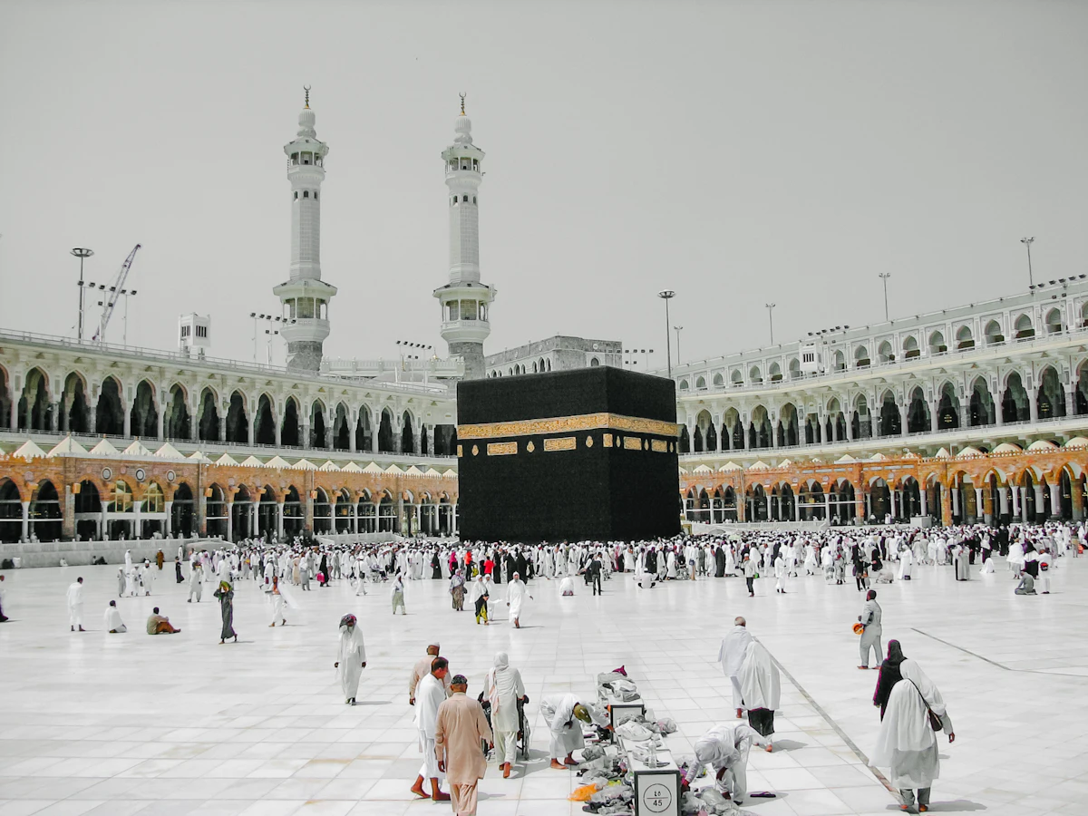 Jamaah di sekitar Ka'bah Masjidil Haram saat umroh