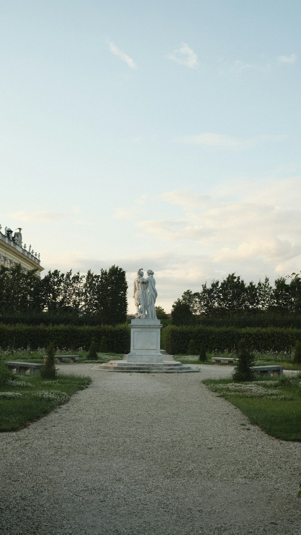 eine große weiße Statue, die mitten in einem Park sitzt