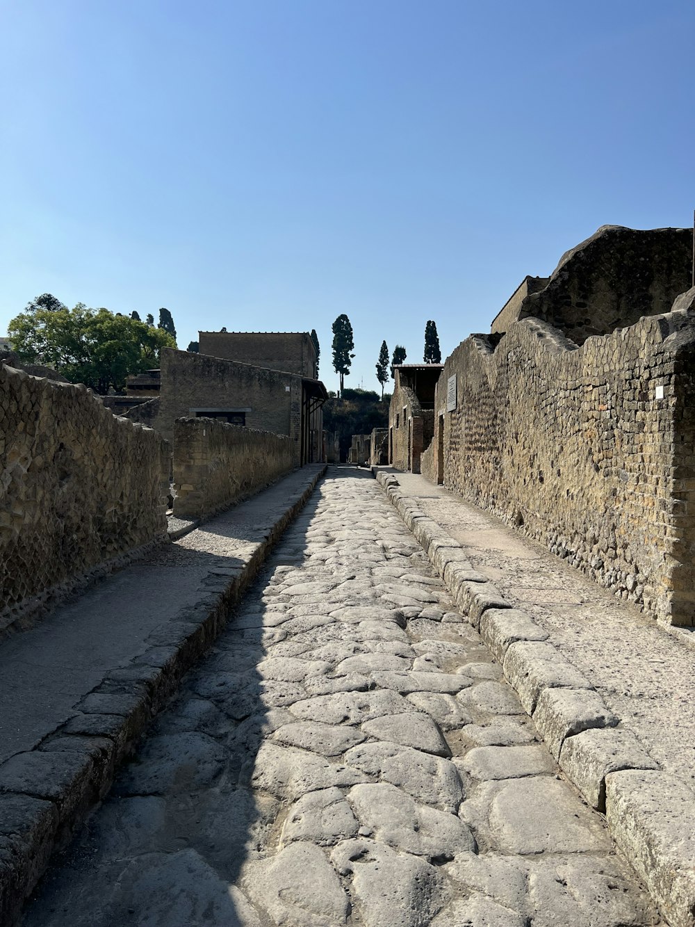 Una calle empedrada en un pequeño pueblo