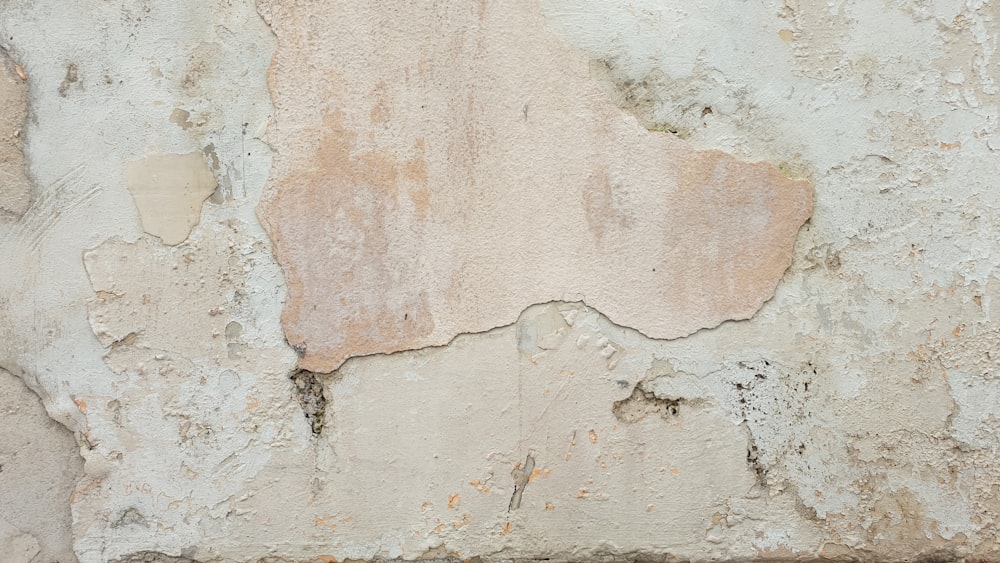 ペンキが剥がれた古い壁