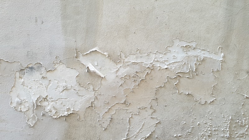 Verweerde muur met lichte verkleuring