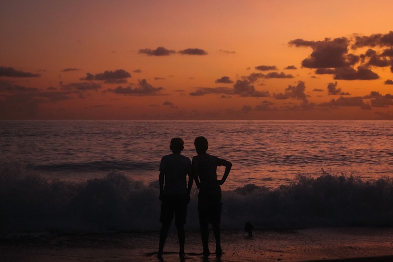 pessoas na praia juntas