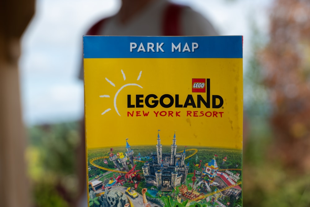 Um mapa Legoland é exibido na frente de um fundo desfocado