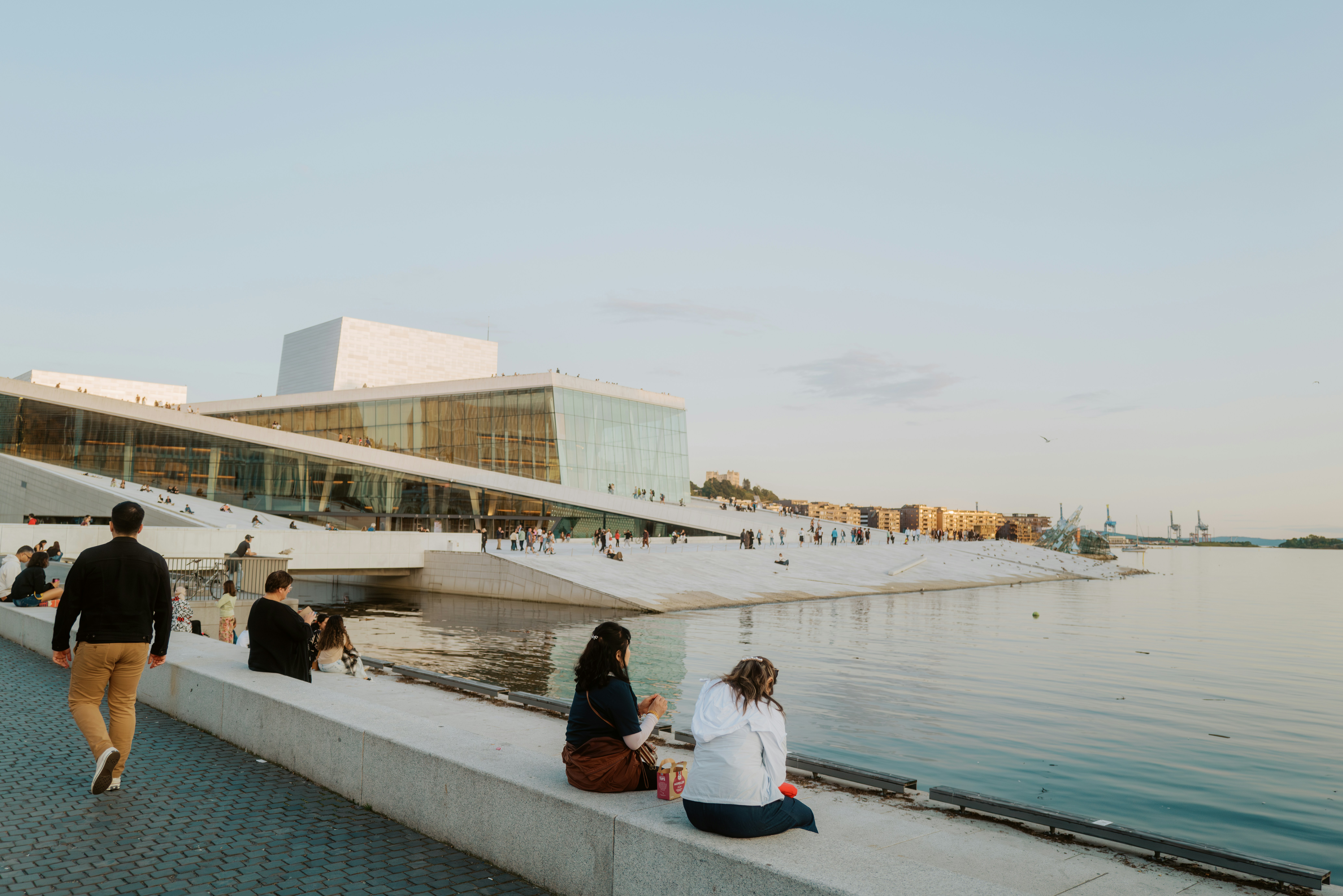 un groupe de personnes assises à côté d’un plan d’eau