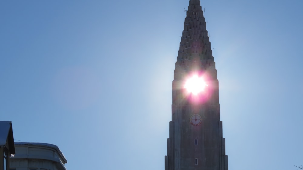 Le soleil brille devant un grand immeuble