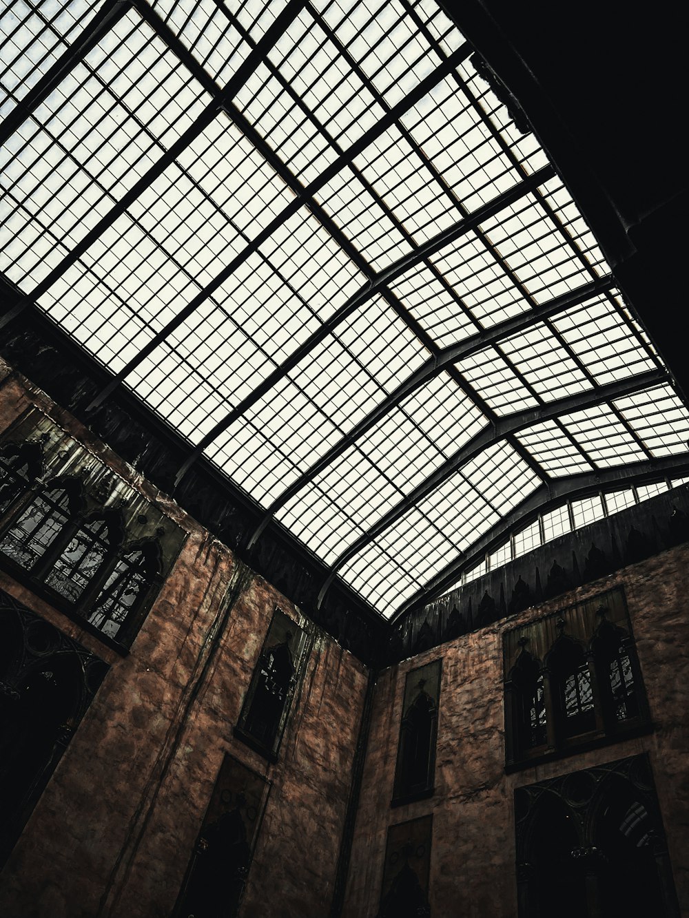 Un edificio molto grande con un soffitto molto alto