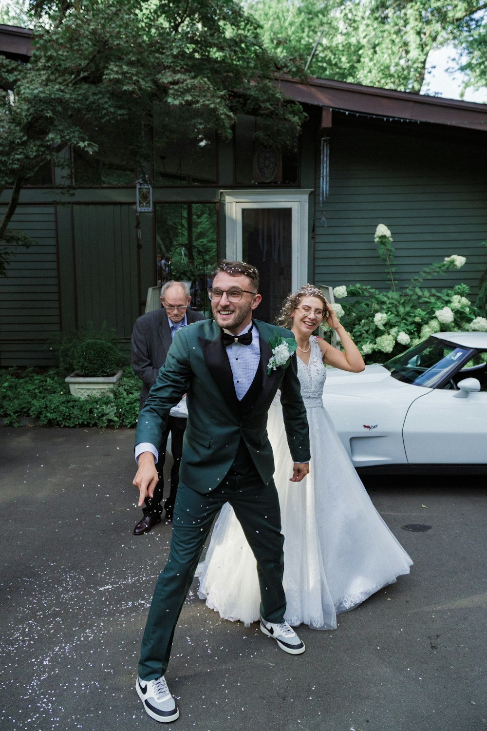 un hombre con esmoquin y una mujer con vestido de novia