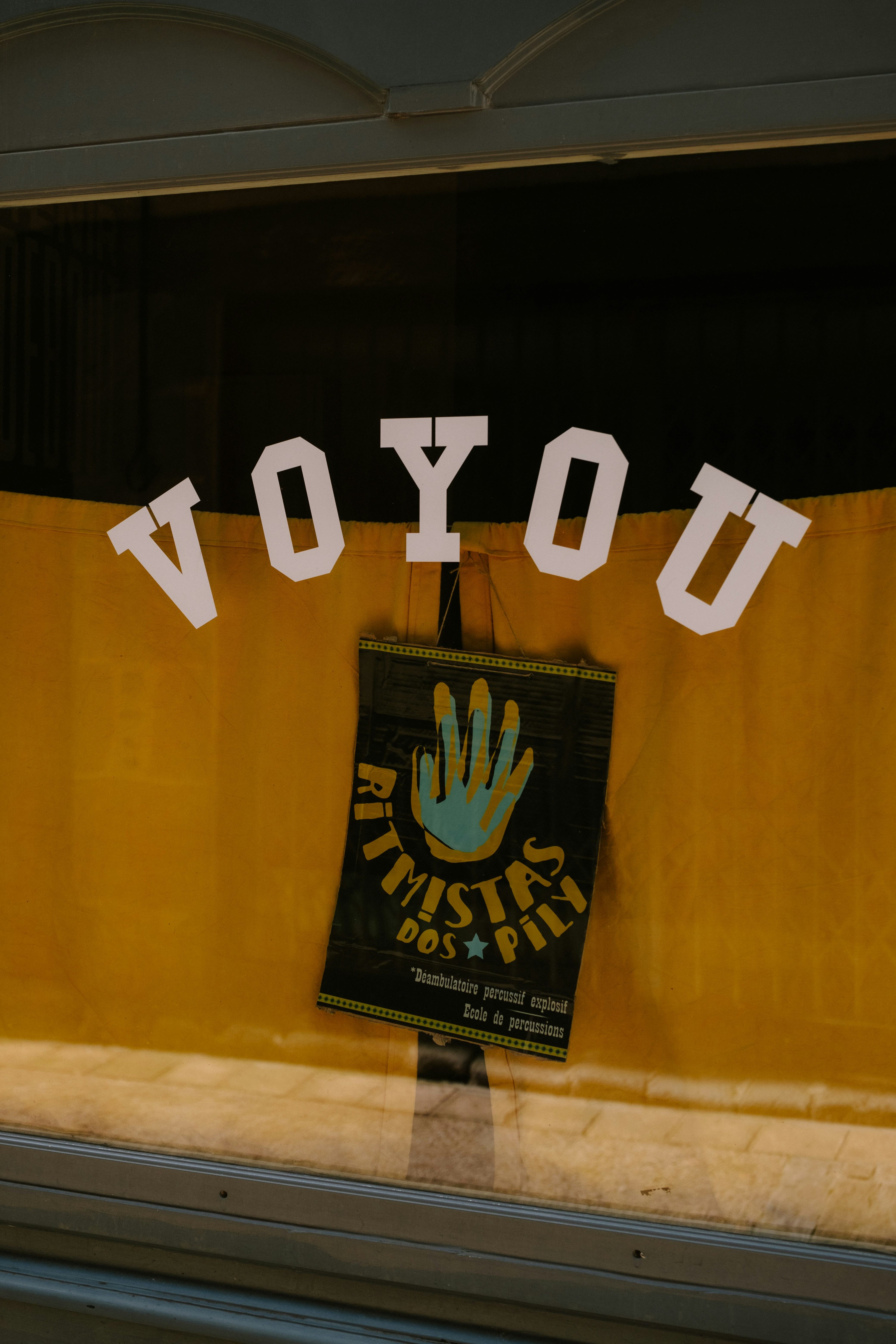 a sign that says yoyo in a window