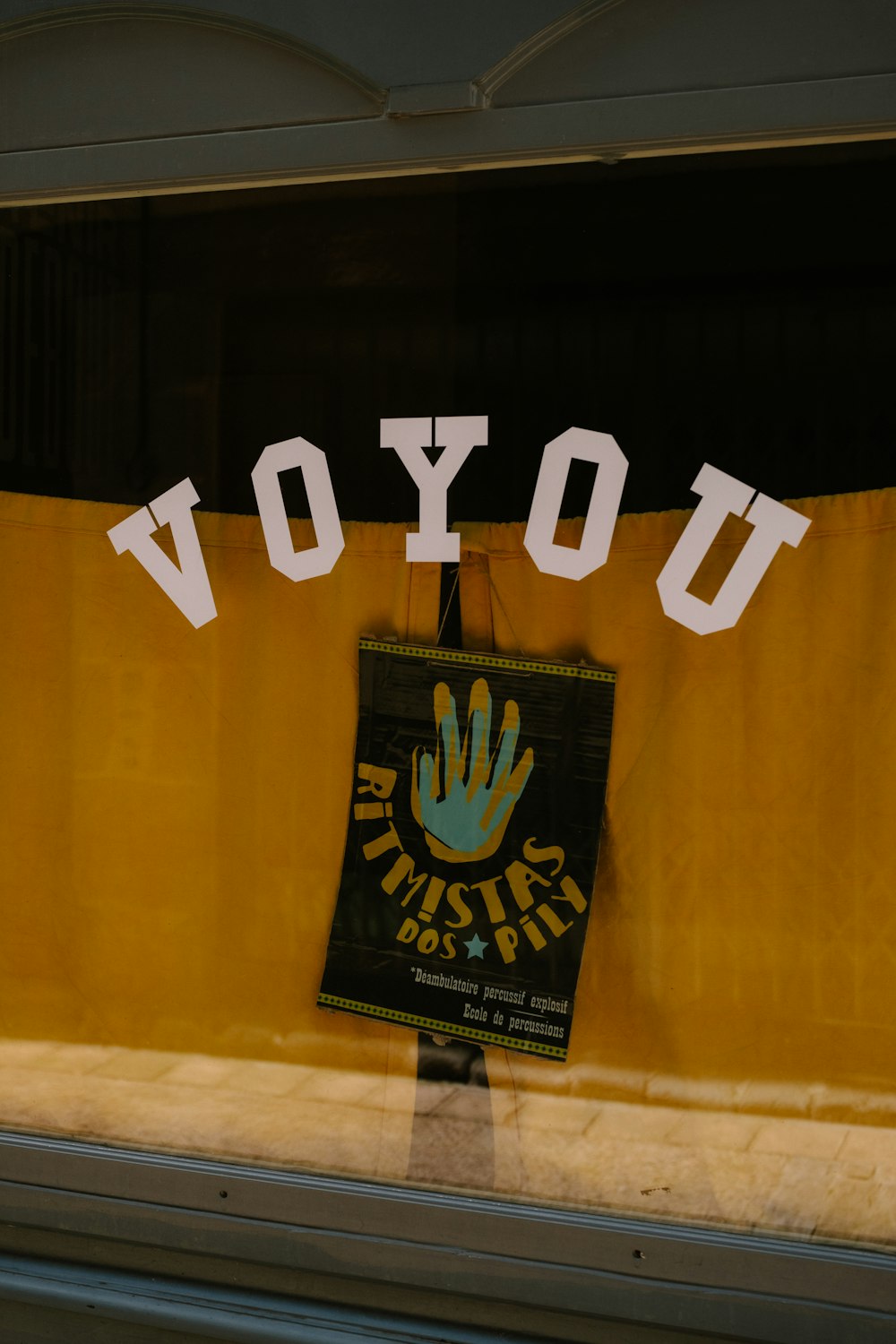 a sign that says yoyo in a window