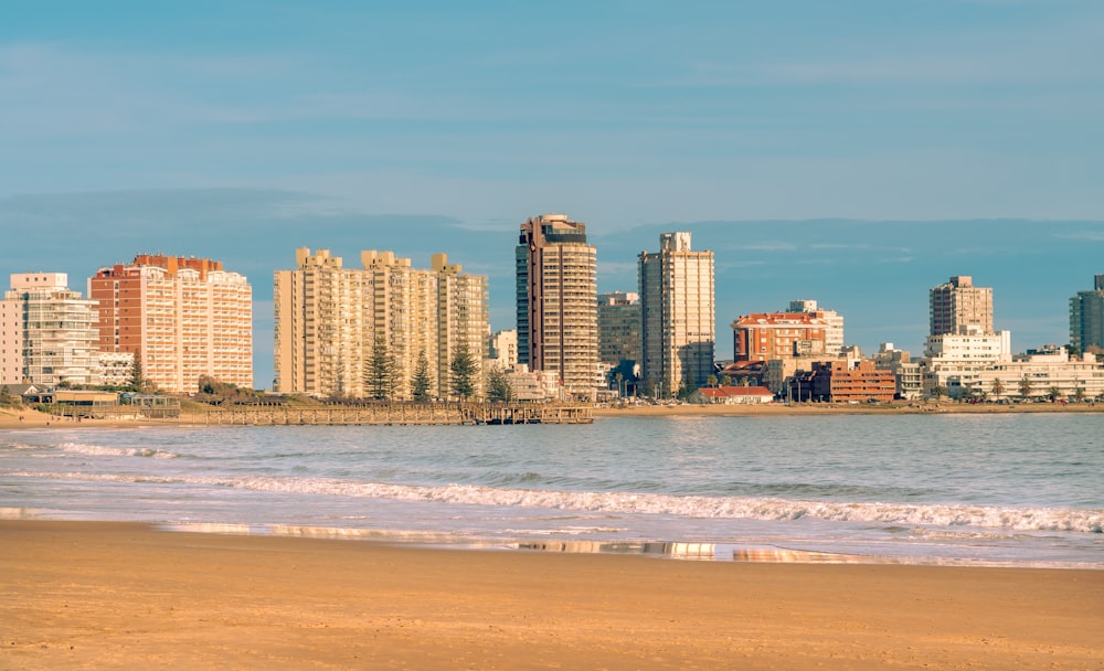 Une plage avec une ville en arrière-plan