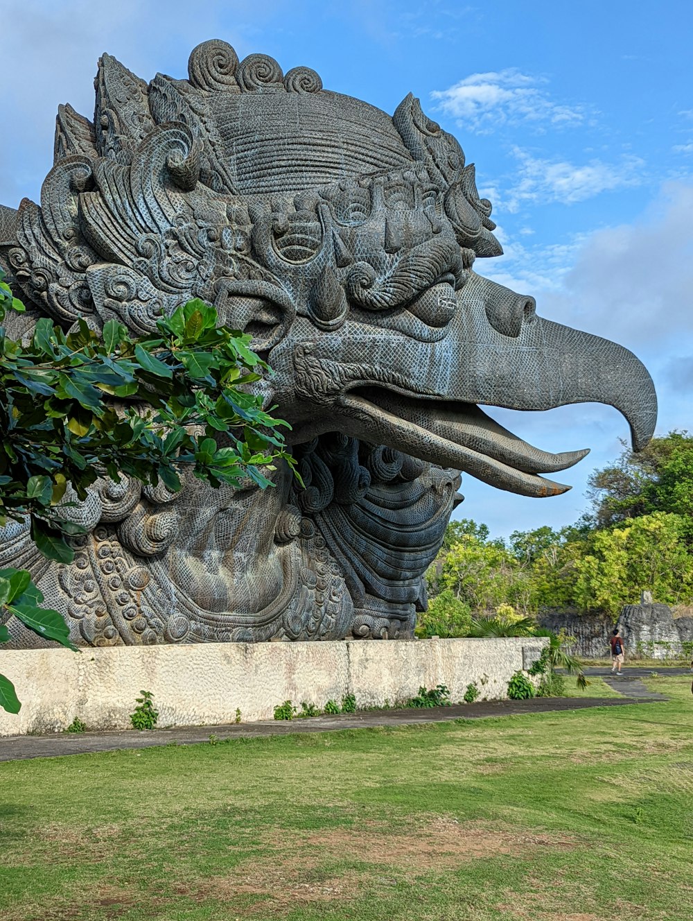 Uma grande estátua de um elefante em um parque