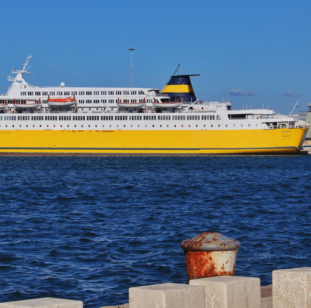 Ein großes weiß-gelbes Boot im Wasser