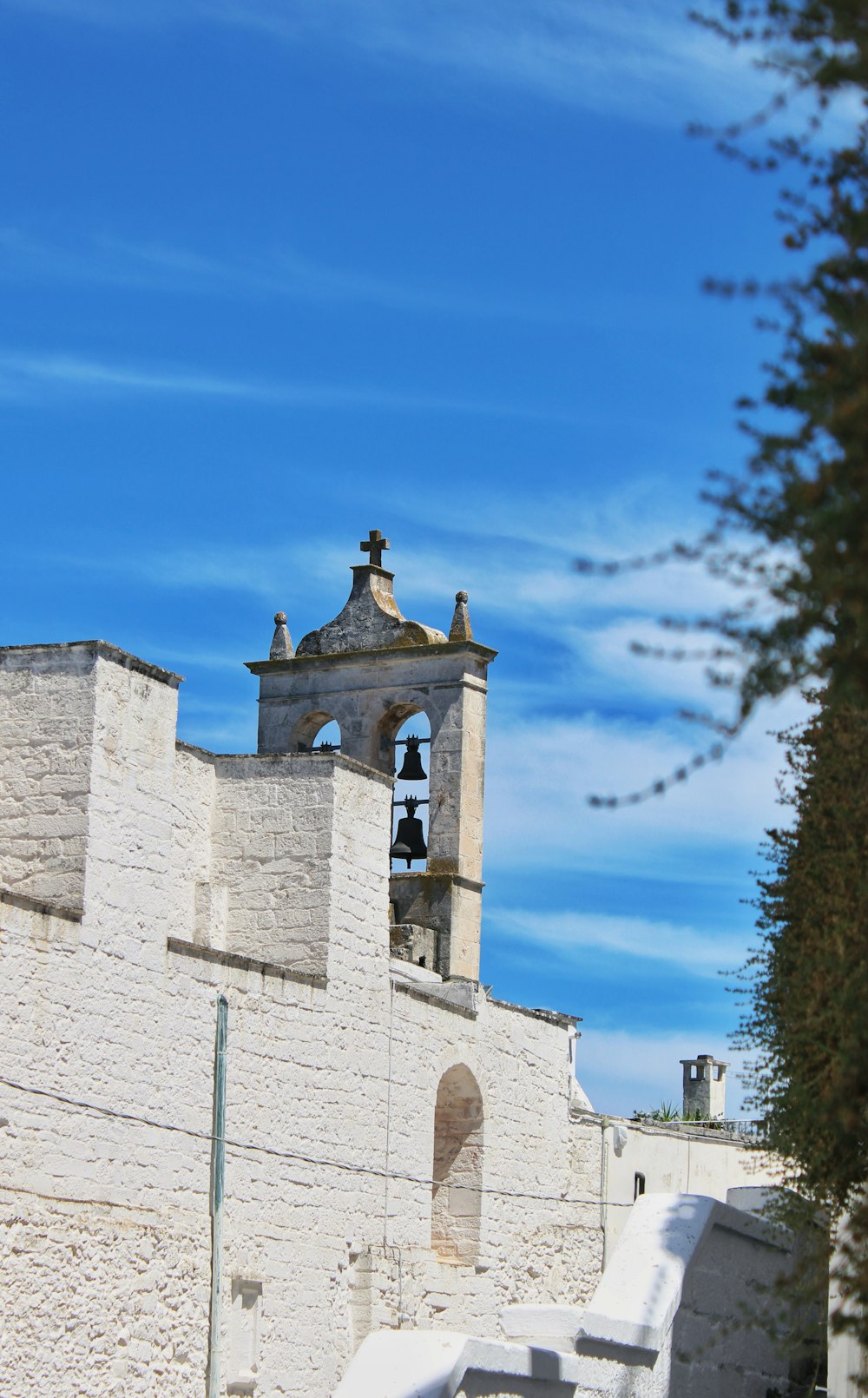 Una iglesia con un campanario en un día soleado