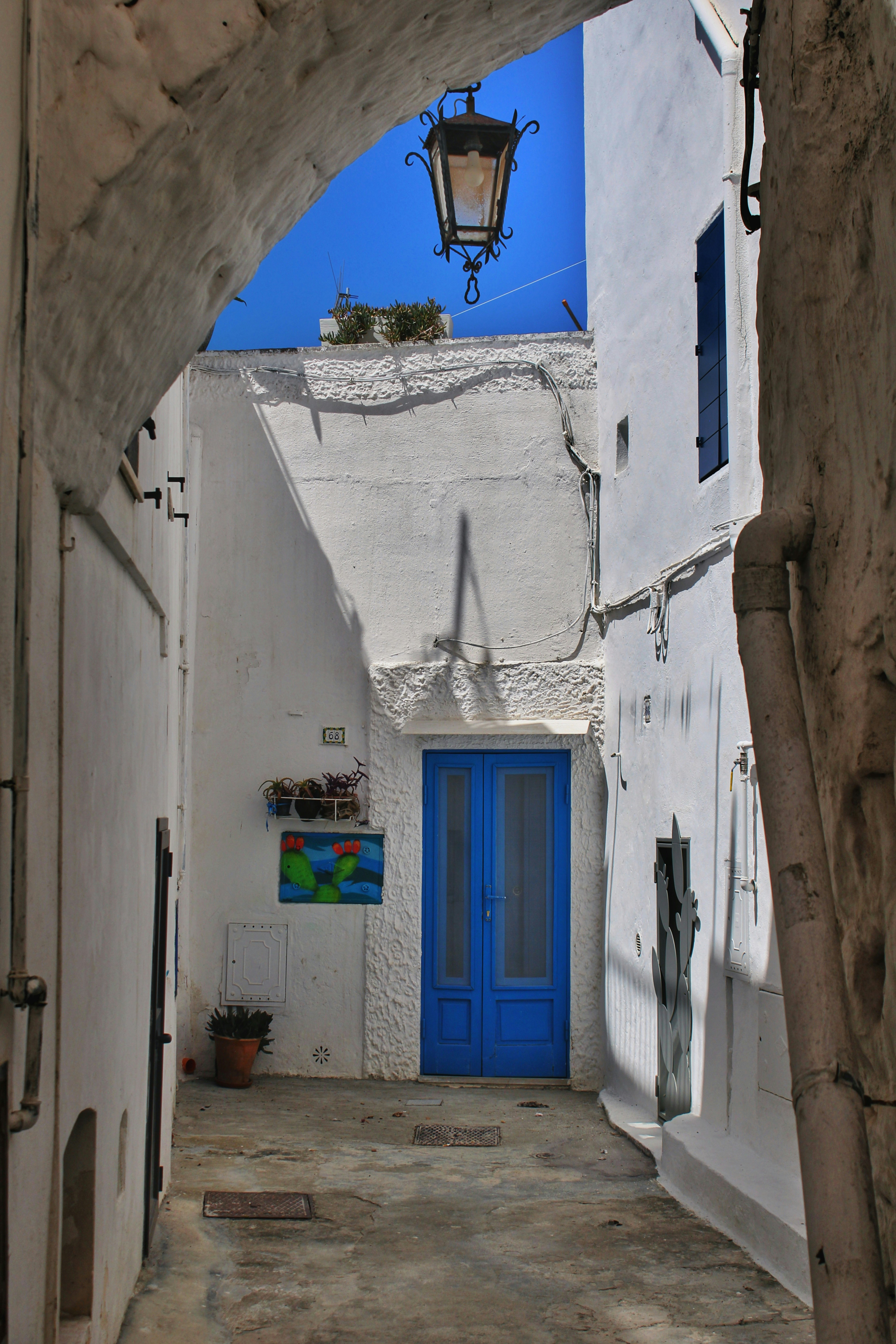 a narrow alleyway with a blue door